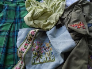 Kleding en borduurwerk voor groene kussen